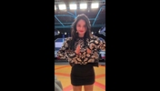 嘚瑟!美娜晒湖人赢球以后浪舞视频:赢了 给大伙抽象一段