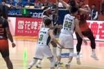 想放假了?莫兰德空篮不中&篮板拉一把送犯规 防守端放投