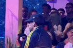 休闲时光！莱万、费兰&middot;托雷斯、巴尔德一起看Bad Bunny演唱会