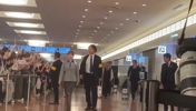 世界杯遭巴西淘汰!日本国家队回国,球迷热情欢呼接机!