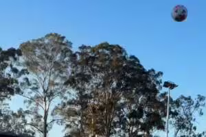 谁捡下球?安帅督战维尼修斯练射门,一脚踢到路边停车场吓坏路人
